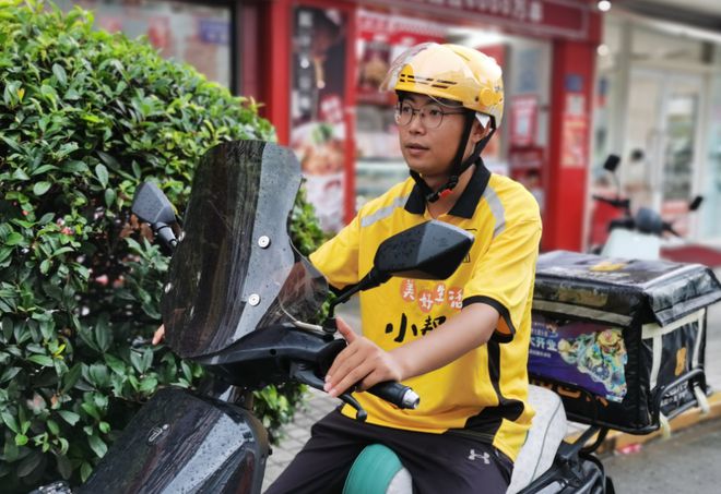 机支架交警：不是为难大家是为了安全九游会J9入口电动车不允许安装手(图4)
