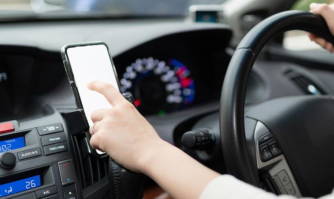 住申请等红绿灯时司机玩手机算违反交通规则吗？九游会真人游戏第一品牌在日本违反交规或影响永(图5)