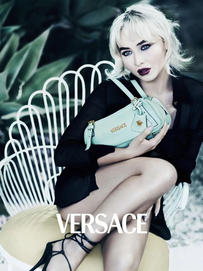 灵和IU的绽放满足了少女的全部幻想j9国际站登录本周时髦大事｜陈都(图11)