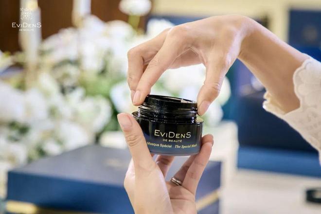 灵和IU的绽放满足了少女的全部幻想j9国际站登录本周时髦大事|陈都(图21) 灵和IU的绽放满足了少女的全部幻想j9国际站登录本周时髦大事|陈都(图21)