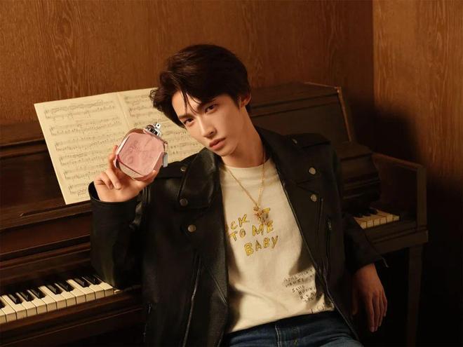 灵和IU的绽放满足了少女的全部幻想j9国际站登录本周时髦大事|陈都(图25) 灵和IU的绽放满足了少女的全部幻想j9国际站登录本周时髦大事|陈都(图25)