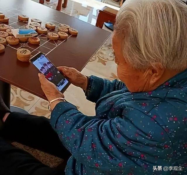 架”!花千元买伪劣保健品养老金被疯狂收割九游会j9入口登录新版上亿老人被手机“绑(图2) 架”!花千元买伪劣保健品养老金被疯狂收割九游会j9入口登录新版上亿老人被手机“绑(图2)