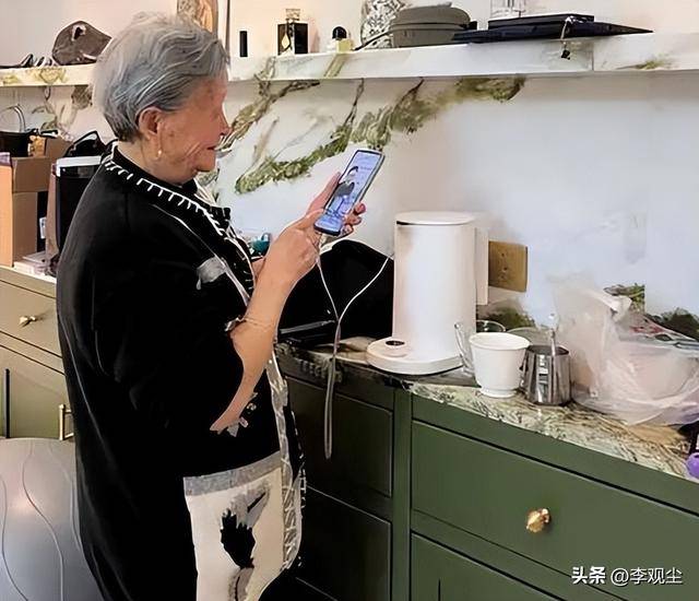 架”!花千元买伪劣保健品养老金被疯狂收割九游会j9入口登录新版上亿老人被手机“绑(图9) 架”!花千元买伪劣保健品养老金被疯狂收割九游会j9入口登录新版上亿老人被手机“绑(图9)