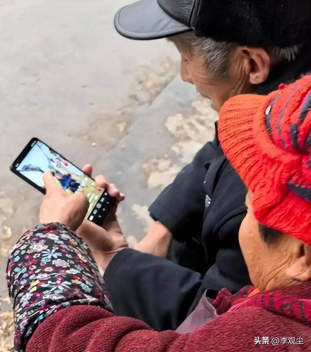 架”!花千元买伪劣保健品养老金被疯狂收割九游会j9入口登录新版上亿老人被手机“绑(图13) 架”!花千元买伪劣保健品养老金被疯狂收割九游会j9入口登录新版上亿老人被手机“绑(图13)